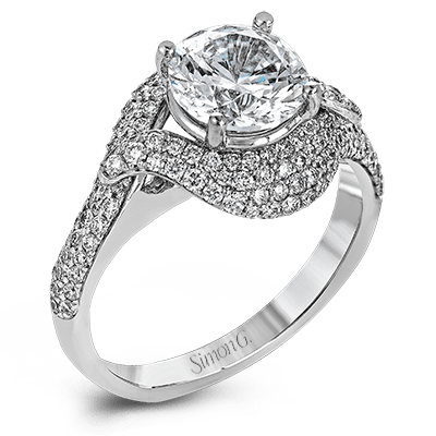Engagement Ring in 18k Gold with Diamonds