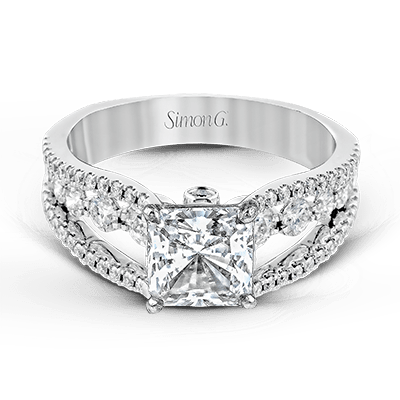 Engagement Ring in 18k Gold with Diamonds