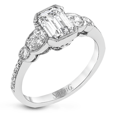 Engagement Ring in 18k Gold with Diamonds