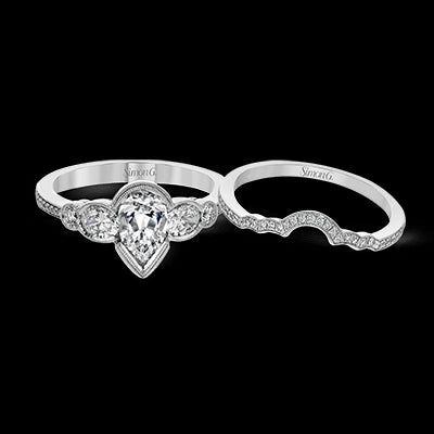 Engagement Ring in 18k Gold with Diamonds