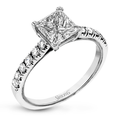 Engagement Ring in 18k Gold with Diamonds